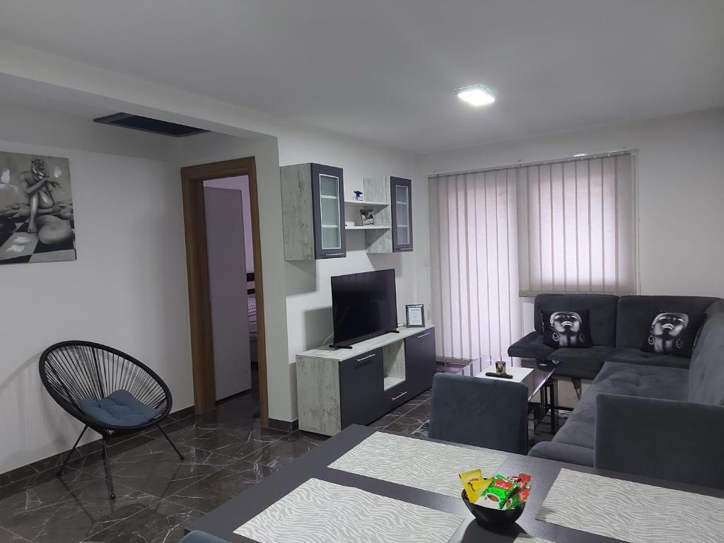 een woonkamer met een bank en een televisie bij MALM Travnik in Travnik