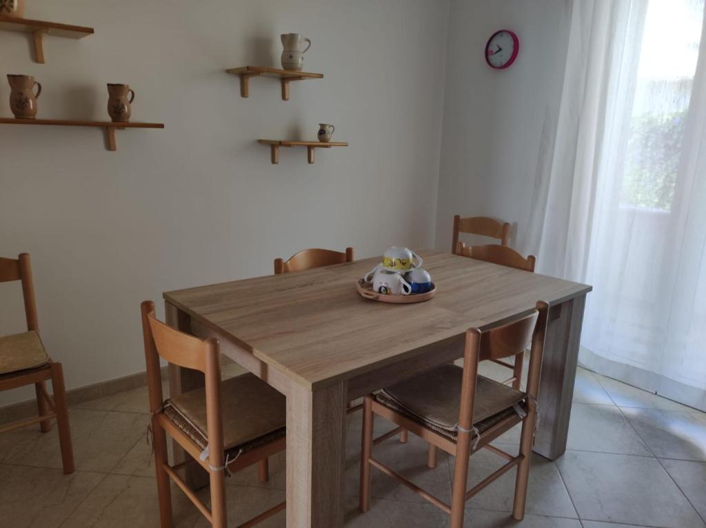 einen Holztisch und Stühle in einem Zimmer in der Unterkunft Casa Vacanze Riccio di Mare in Santa Maria di Leuca