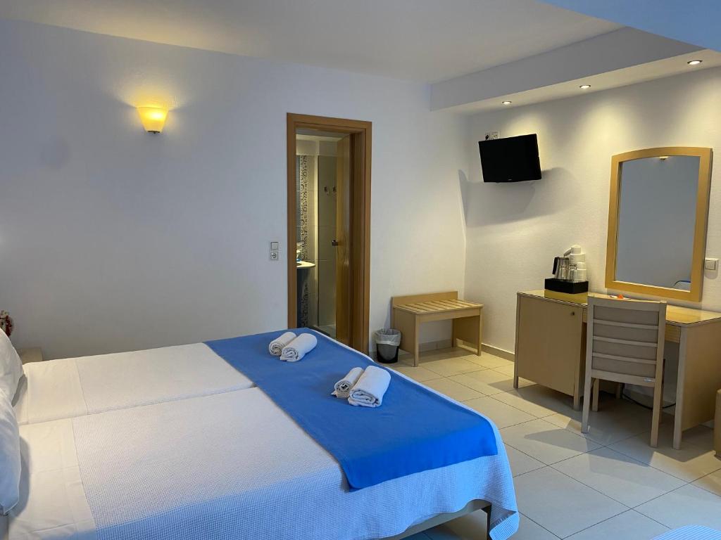 Llit o llits en una habitació de Stelios Place