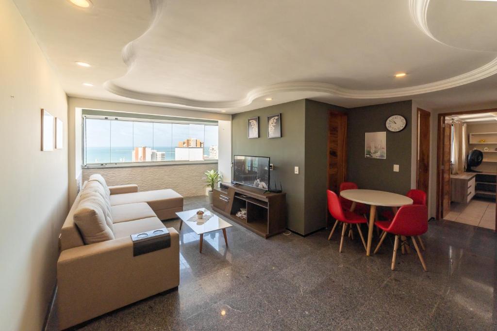 sala de estar con sofá y mesa en Modern apartment with Ocean View - 500m from Beach, en Fortaleza
