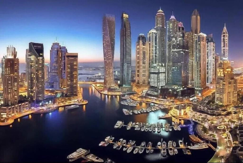 widok na duże miasto w nocy w obiekcie Royal Marina Inn w Dubaju