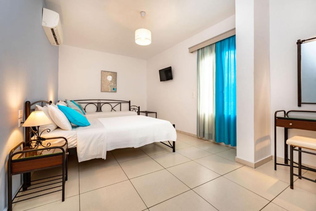Llit o llits en una habitació de Stelios Place