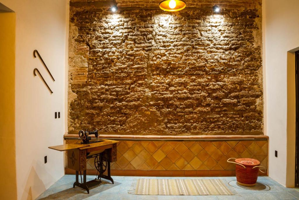 ein Badezimmer mit einem Waschbecken und einer Steinmauer in der Unterkunft Casa Sofi Oaxaca in Oaxaca de Juárez