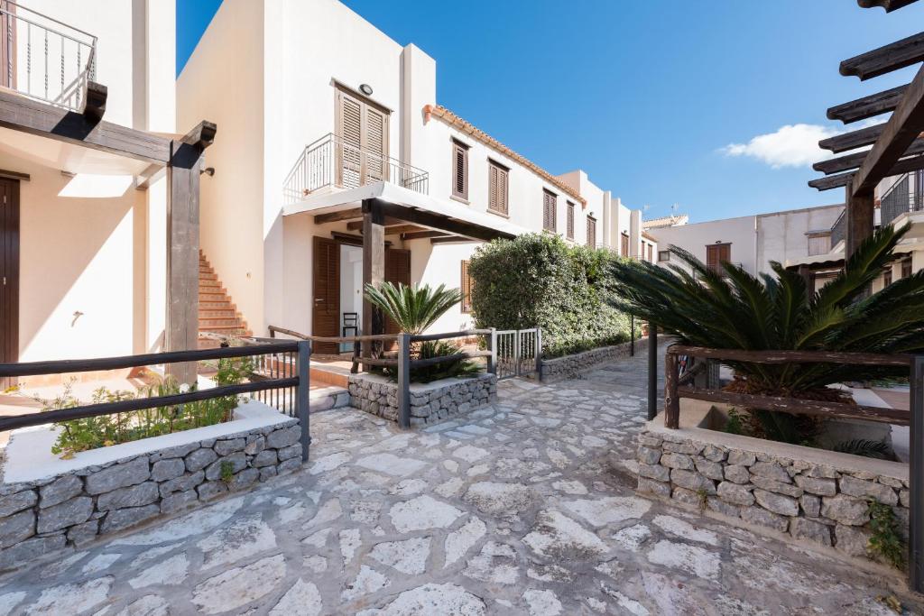 a courtyard in a villa with a house at Casa Vacanza Azzurra 4 in San Vito lo Capo