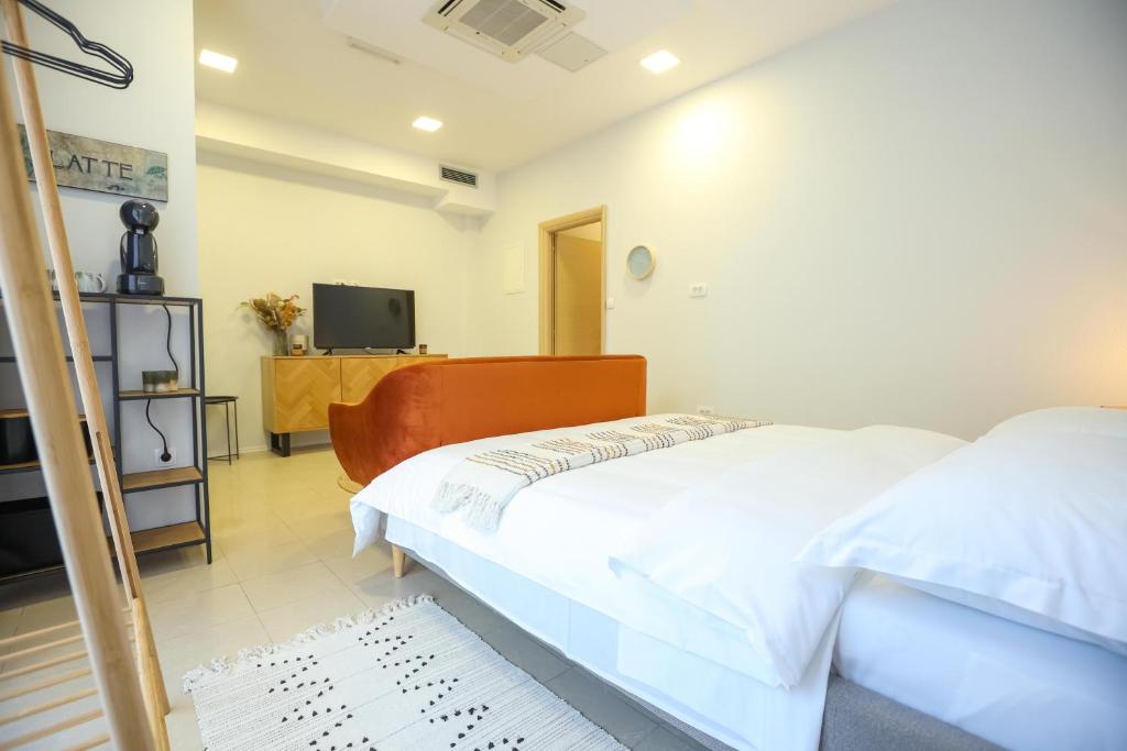 Posteľ alebo postele v izbe v ubytovaní Apartmani Kolovare