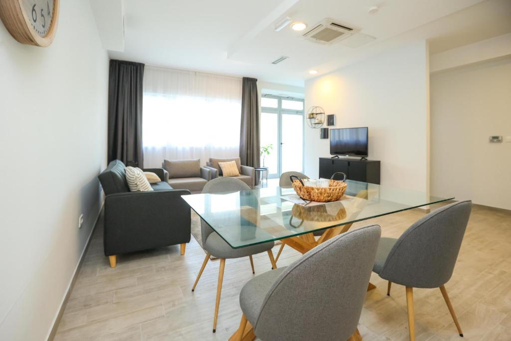 Televízia a/alebo spoločenská miestnosť v ubytovaní Apartmani Kolovare