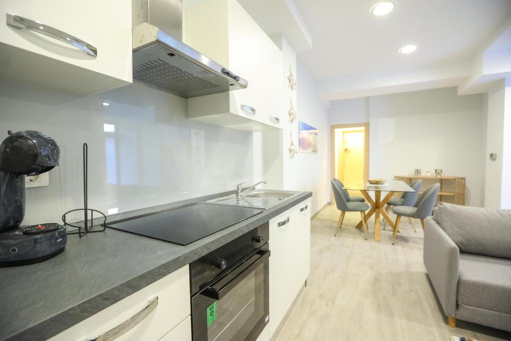 Kuchyňa alebo kuchynka v ubytovaní Apartmani Kolovare