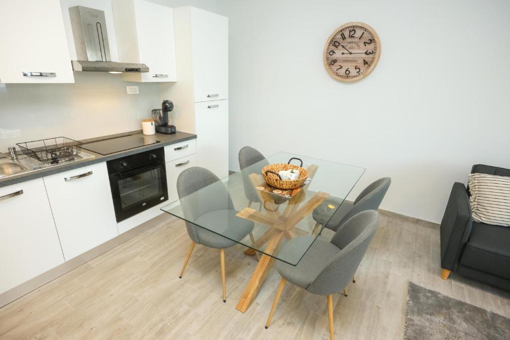Kuchyňa alebo kuchynka v ubytovaní Apartmani Kolovare