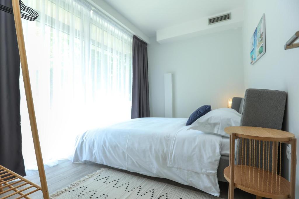 Posteľ alebo postele v izbe v ubytovaní Apartmani Kolovare