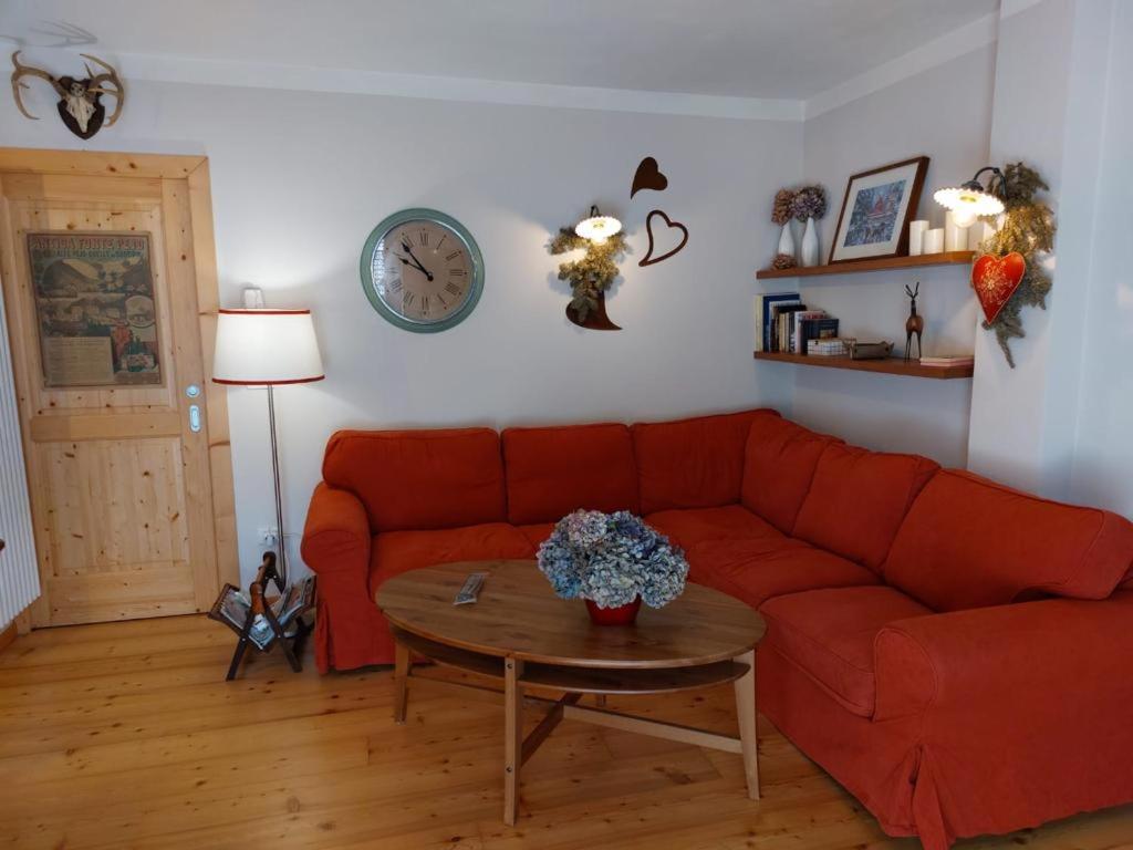 sala de estar con sofá rojo y mesa en La Casa del Core, en Monclassico