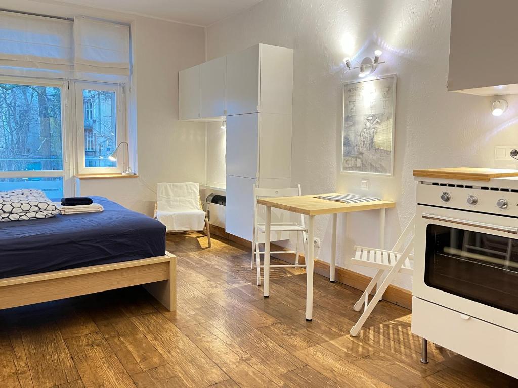 mały pokój z łóżkiem i biurkiem w obiekcie Dom KD KRUK w Łodzi