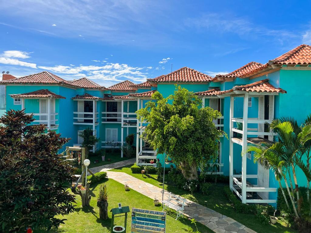 una imagen de un edificio azul en Pousada Paraíso do Atlântico, en Arraial do Cabo