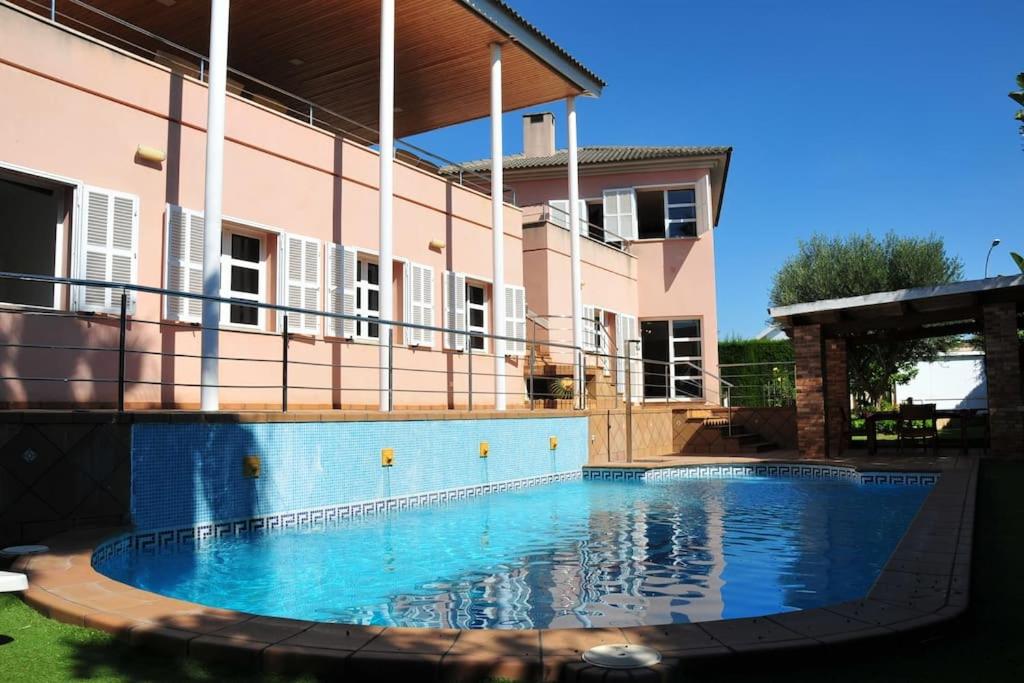 una gran piscina frente a un edificio en Villa Berria Alfabia, en Palma de Mallorca