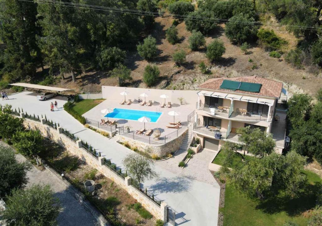 una vista aerea di una casa con piscina di MERAVIGLIA a Párga