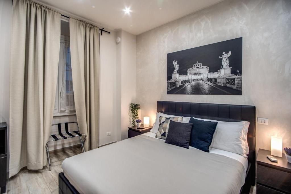 1 dormitorio con 1 cama grande en una habitación en Tacito 23 Luxury rooms en Roma