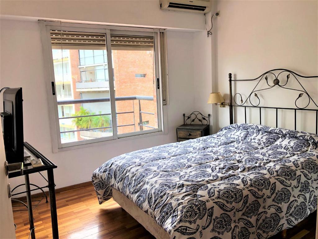 1 dormitorio con cama y ventana en Arce en Buenos Aires