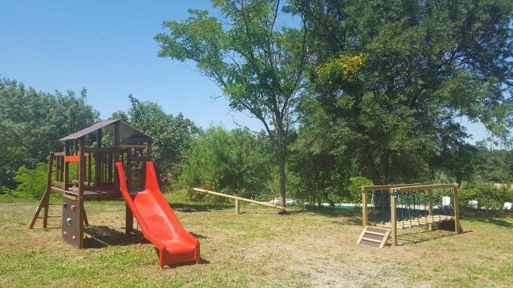 Herní místnost nebo prostor pro děti v ubytování Le Mas Cauvy