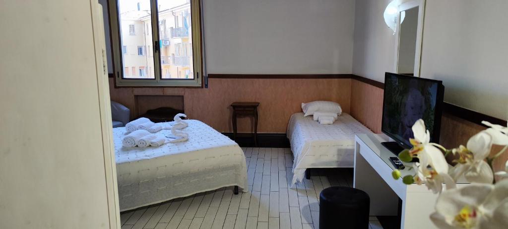 A bed or beds in a room at Hotel San Felice