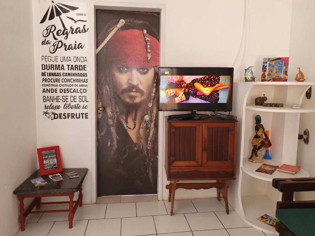 a room with a door with a poster of a man at Casa Dos Praieiros in Jaguaruna