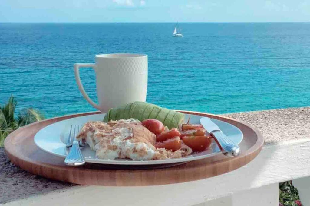 Epea Ocean View Top في فيكتوريا: طبق من الطعام على طاولة بجوار المحيط