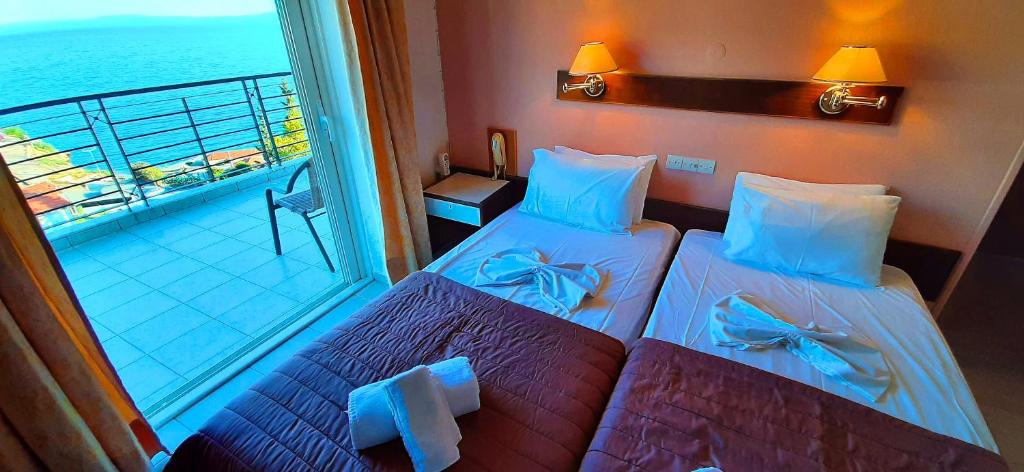 A bed or beds in a room at Mitho Hotel Spa