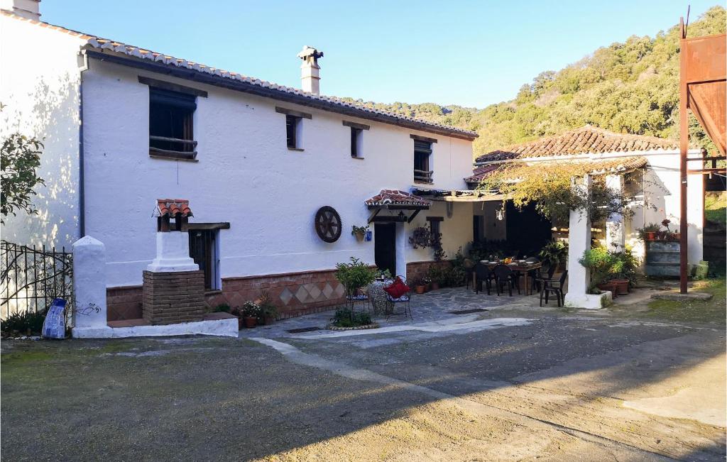 uma casa branca com uma mesa em frente em El Molino De Aceite em Jubrique