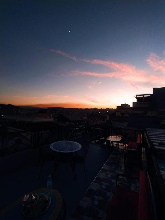 Východ nebo západ slunce při pohledu z hotelu nebo okolí