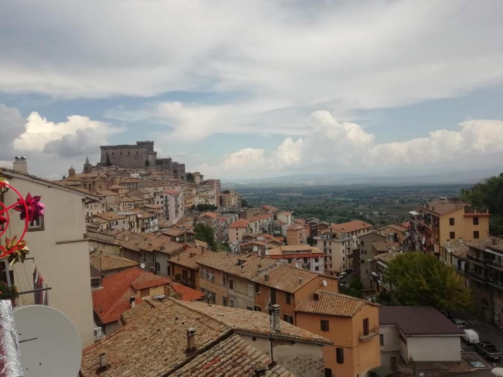 Blick auf eine Stadt mit einem Schloss auf einem Hügel in der Unterkunft La Girandola in Soriano nel Cimino