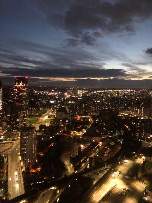 - une vue sur une ville la nuit avec la circulation dans l'établissement Luxury apartment stunning views, à Manchester