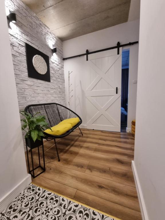 pokój z drzwiami i żółtą ławką w pokoju w obiekcie Apartament Wyspiański w mieście Sanok