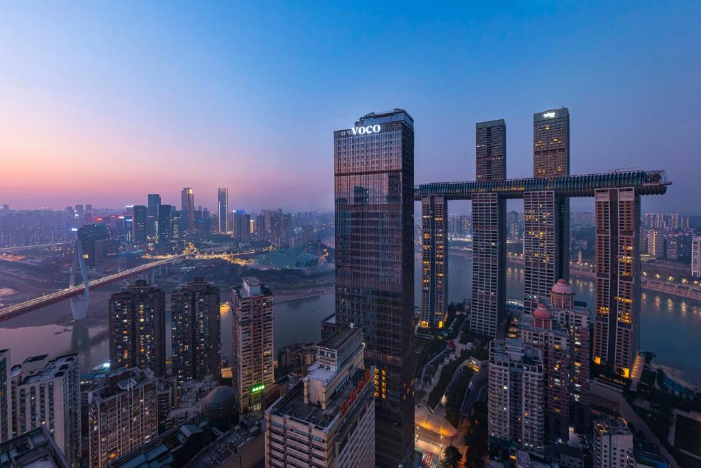 uma vista para o horizonte da cidade à noite em Voco Chongqing Chaotianmen em Chongqing