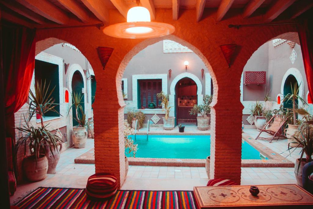 a house with a swimming pool in the middle at Dar El Sultan Tozeur in Tozeur