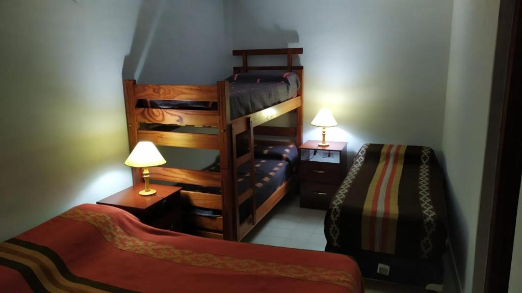 Bunk bed o mga bunk bed sa kuwarto sa Virgen de Copacabana