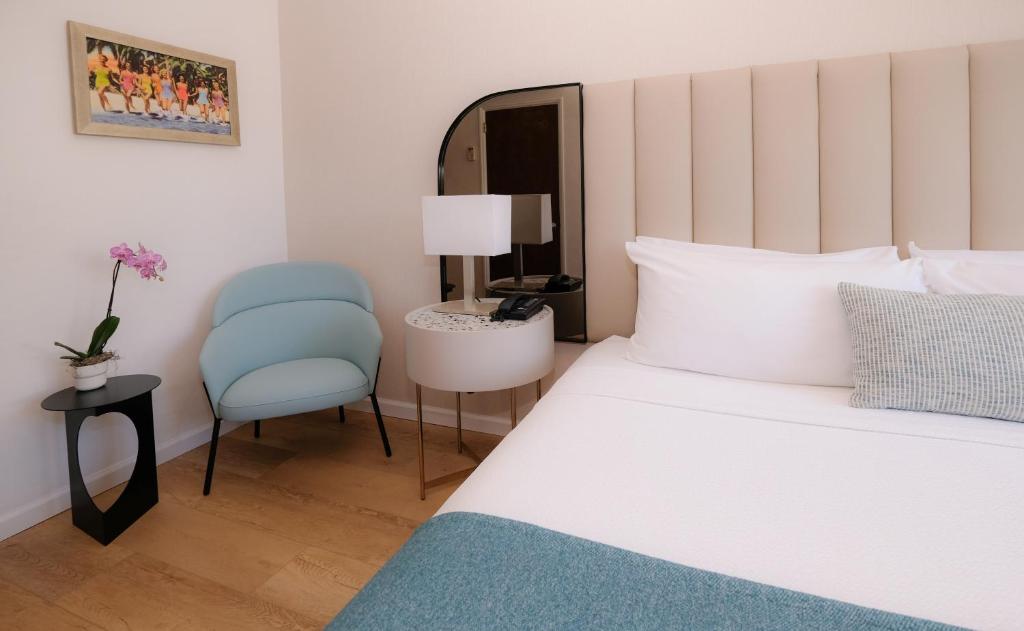 Postel nebo postele na pokoji v ubytování Avalon Hotel
