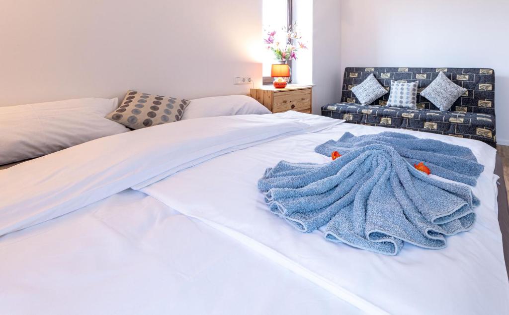 a bed with two blue towels on top of it at 568 Plagwitz Apartment Kulturviertel in Leipzig