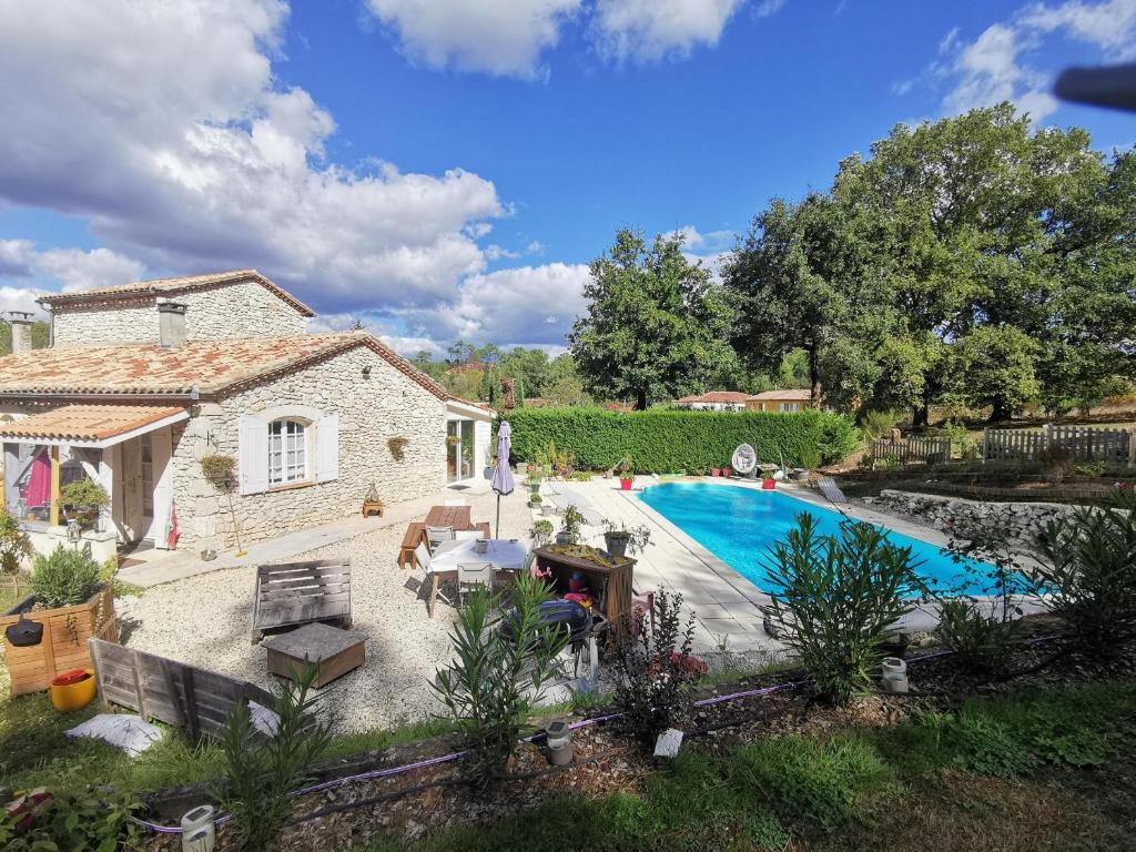 a house with a swimming pool in a yard at DOMAINE DES 3 CYPRÈS Chambre MIMOSA Chez Nath & Pat in Fumel