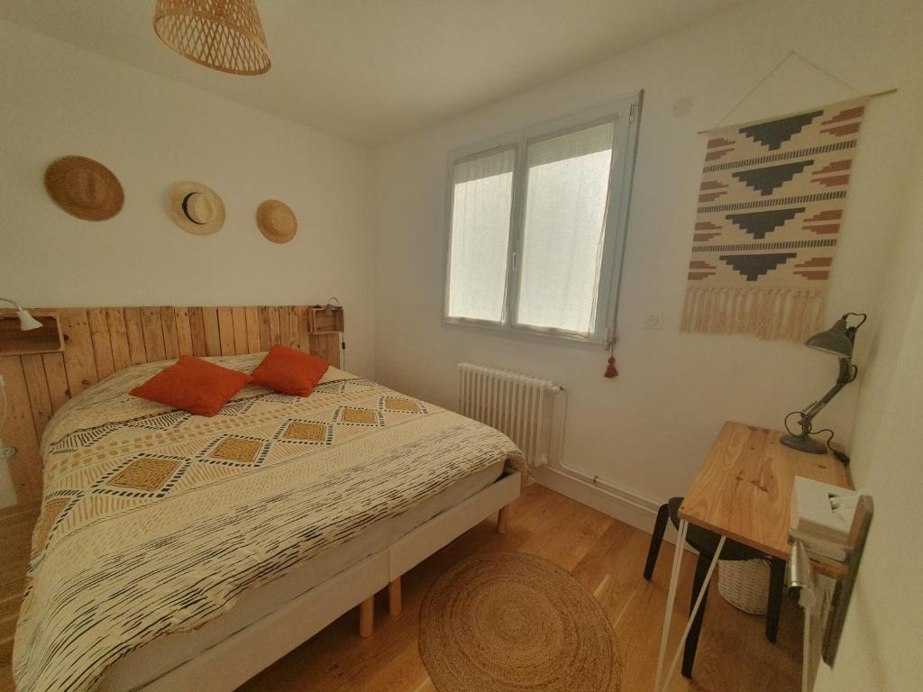 - une chambre avec un lit, une table et une fenêtre dans l'établissement Maison Zen proche circuit, au Mans