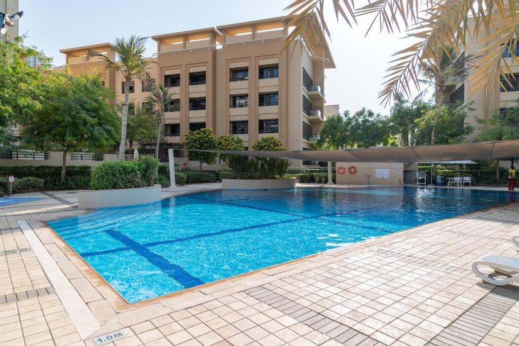 Πισίνα στο ή κοντά στο Vogue Stylish and Cozy in Greens Dubai, Three Bedroom Apartment with a Dedicated Work Space and Big balcony With full Amenities