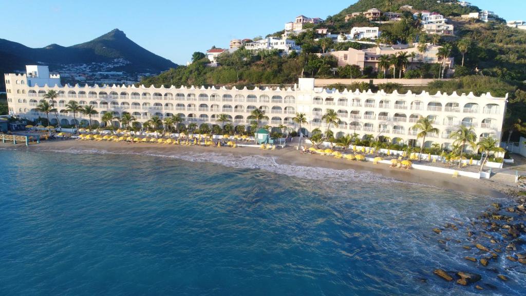 una vista aérea de un hotel en la playa en Belair Beach Hotel, en Philipsburg