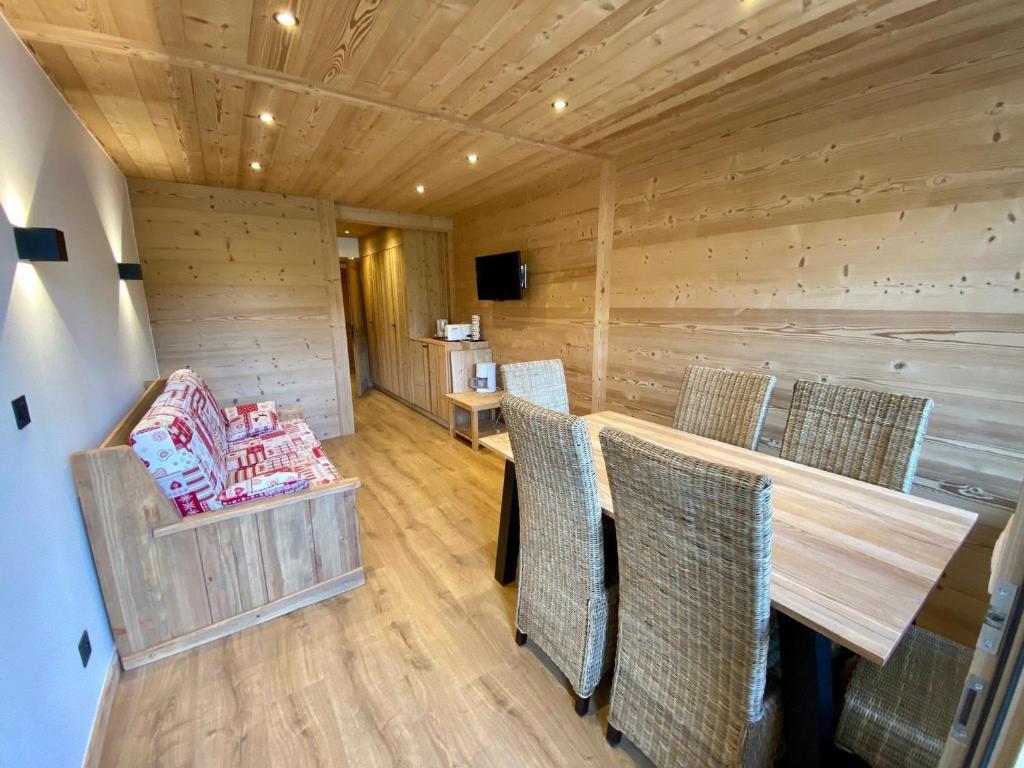 une salle à manger avec une table et des chaises dans l'établissement Appartement Rénové 8 Pers Centre Village La Clusaz, Balcon Sud, Proche Commerces et Pistes - FR-1-459-15, à La Clusaz