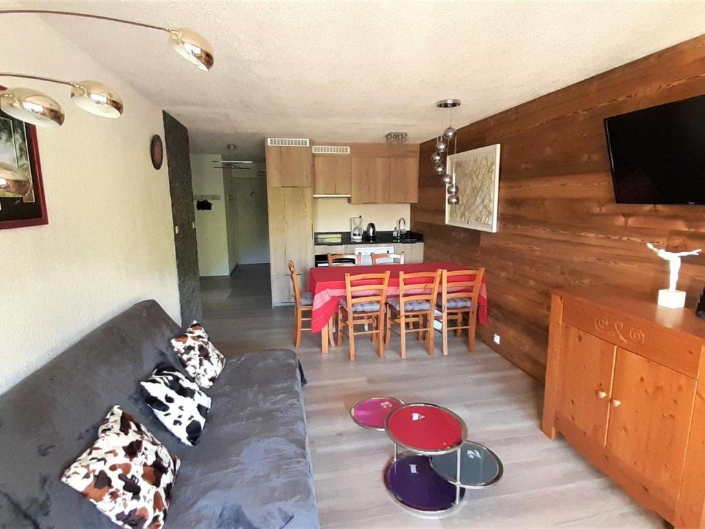 un salon et une cuisine avec un canapé et une table dans l'établissement Appartement cosy 8 pers. à La Clusaz, proche piscine et centre, idéal familles. - FR-1-459-14, à La Clusaz