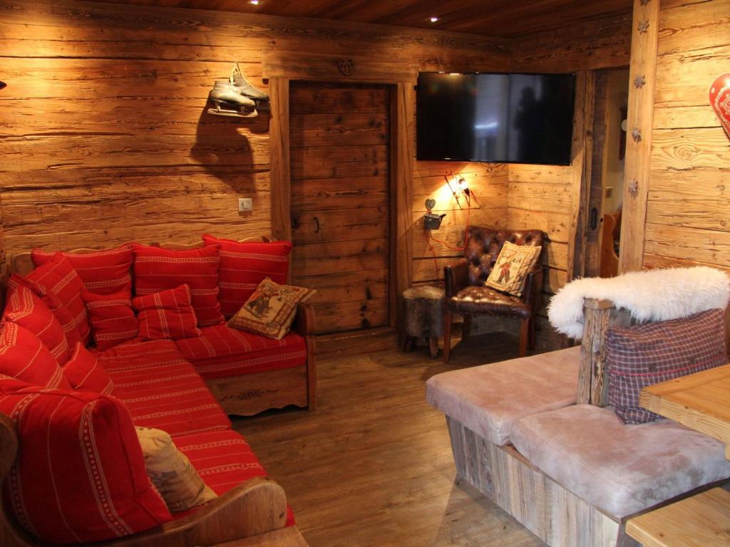 un salon avec un canapé rouge et une télévision dans l'établissement Appartement de qualité 4 chambres avec balcon et garage, La Clusaz (BED144) - FR-1-459-24, à La Clusaz