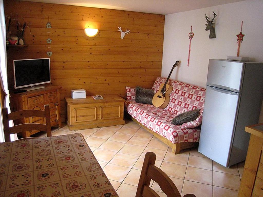 ラ・クリュサにあるAppartement La Clusaz, 3 pièces, 6 personnes - FR-1-459-20のリビングルーム(ソファ、冷蔵庫付)