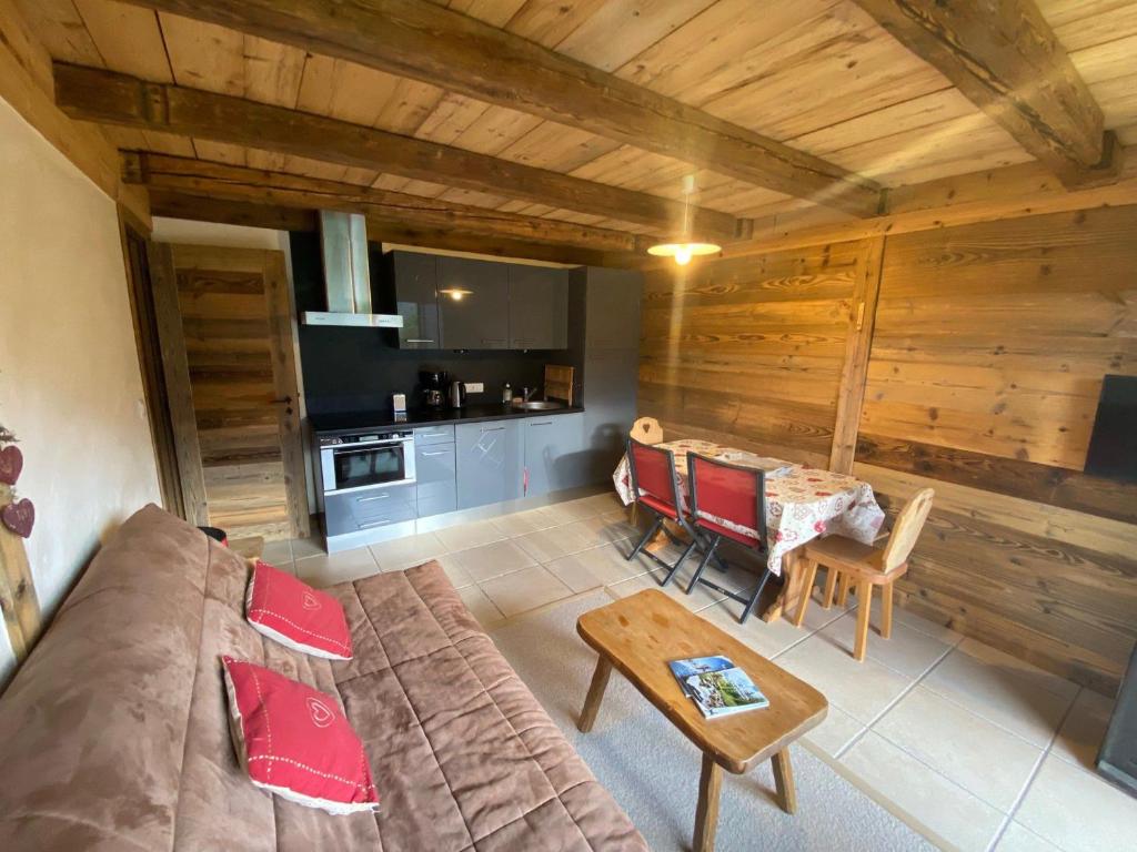 un salon avec un canapé et une table dans l'établissement Charmant 3 pièces rénové avec terrasse, proche des pistes - La Clusaz, Le Crêt du Merle - FR-1-459-28, à La Clusaz