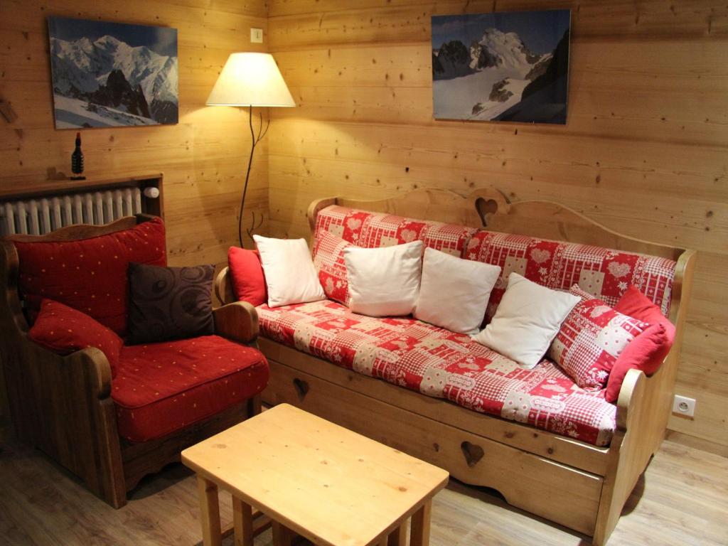 un salon avec un canapé et une chaise dans l'établissement Appartement 2 chambres près des pistes avec terrasse et garage à La Clusaz - FR-1-459-51, à La Clusaz