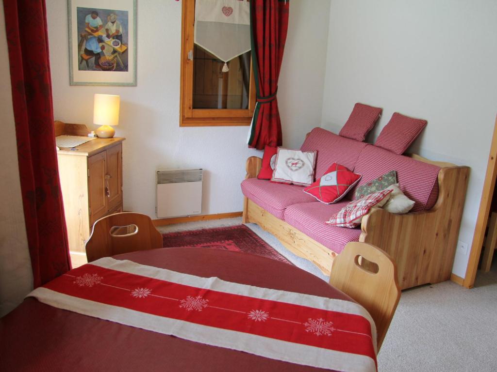 ein Schlafzimmer mit einem Bett, einem Bett und einem Sofa in der Unterkunft Appartement La Clusaz, 3 pièces, 6 personnes - FR-1-459-59 in La Clusaz