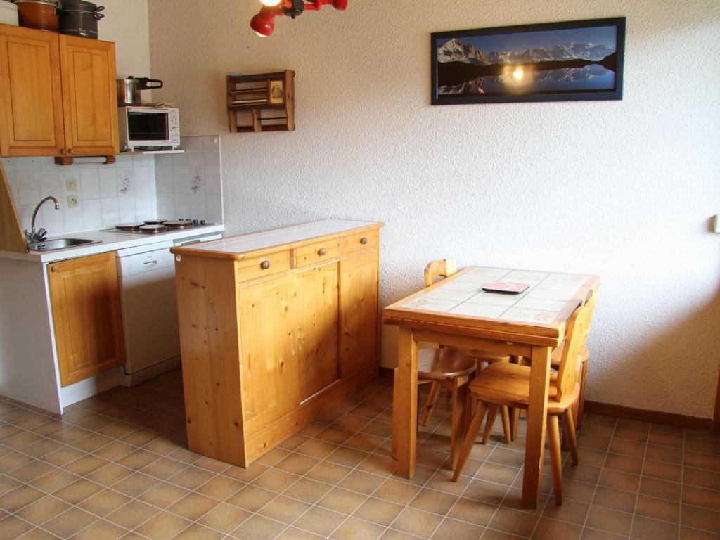 Appartement La Clusaz, 2 pièces, 4 personnes - FR-1-459-80にあるキッチンまたは簡易キッチン