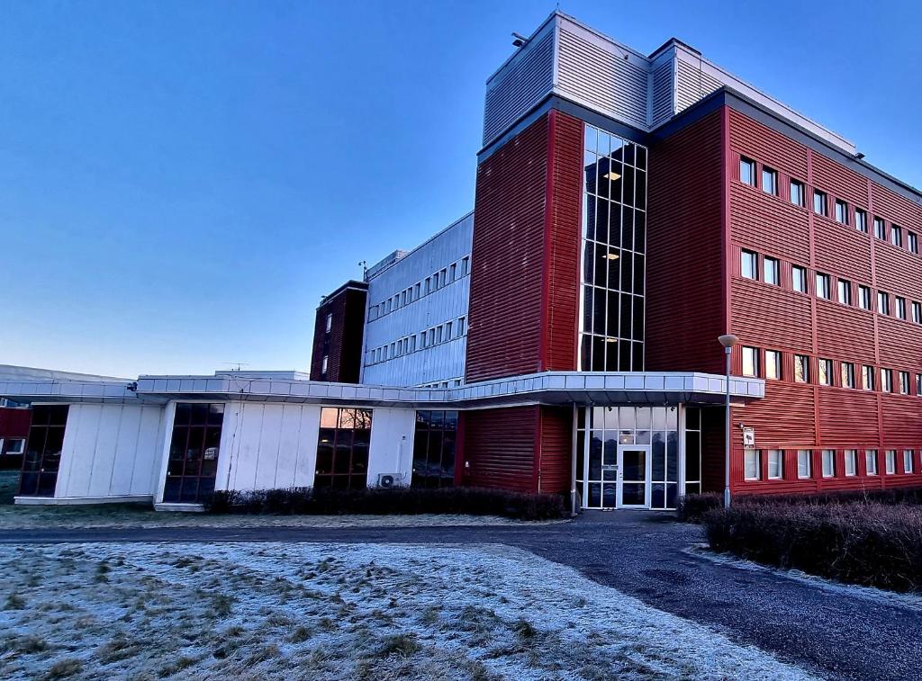 un edificio rojo y blanco con muchas ventanas en Hotell Tre Systrar en Eskilstuna