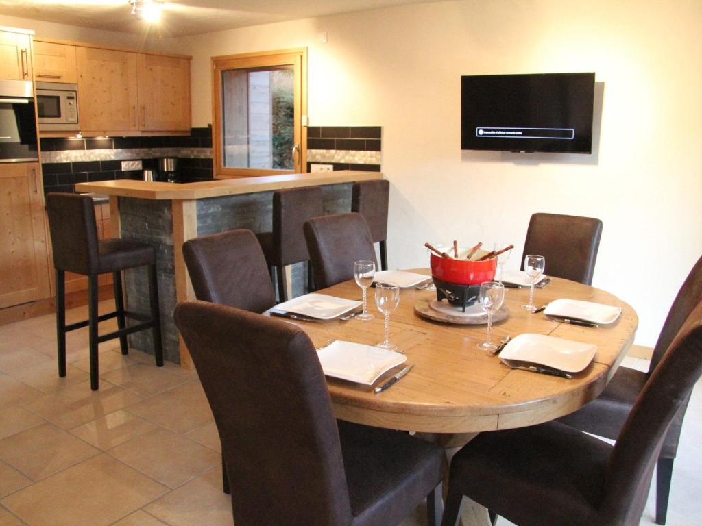 a dining room with a wooden table and chairs at Appartement La Clusaz, 3 pièces, 6 personnes - FR-1-459-87 in La Clusaz