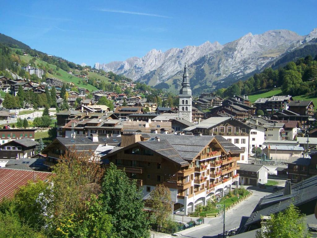 a small town with a church and a mountain at Appartement La Clusaz, 2 pièces, 4 personnes - FR-1-459-92 in La Clusaz